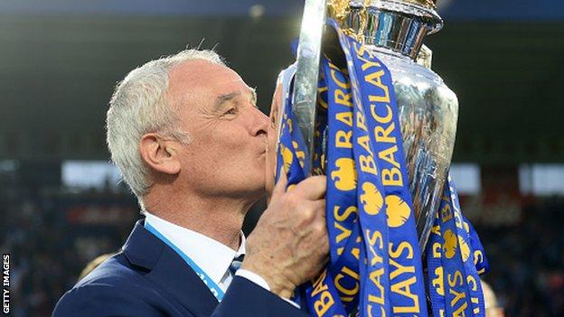 Ranieri kysser pokal